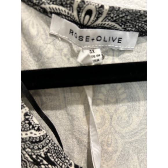 Rose & Olive Plus Size 3X Black White Floral Contrast Hem Stretch Knit Top NWT - Picture 3 of 5